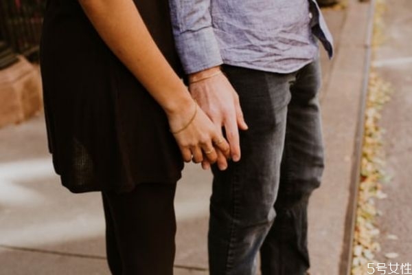 夫妻分房睡傷害的是誰 長(zhǎng)期分房睡的夫妻關(guān)系
