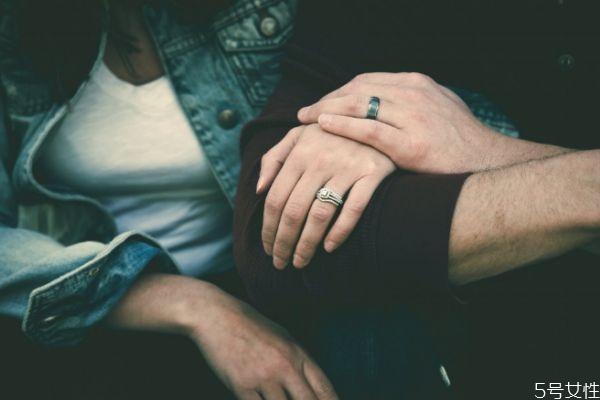 老公總說沒感覺怎么辦 夫妻之間沒感情了有什么表現