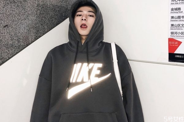 男生衛衣配什么褲子好看 男生連帽衛衣搭配褲子