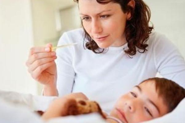 嬰兒發燒要蓋被子還是散熱 嬰兒發燒要多穿點還是少穿點