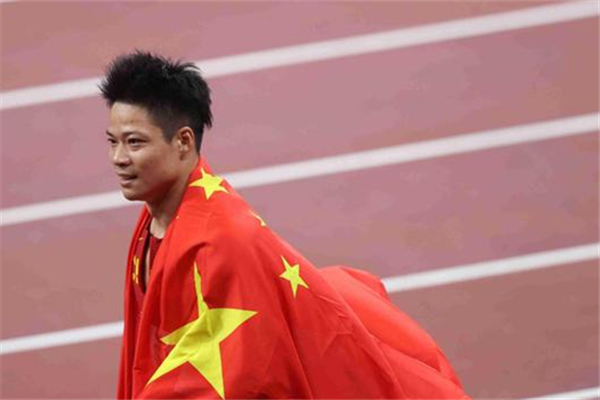 蘇炳添身披國旗哽咽完成了夢(mèng)想 百米大戰(zhàn)奪冠運(yùn)動(dòng)員