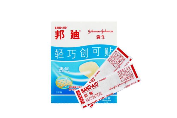 創可貼的作用 創可貼的膠粘在皮膚上怎樣處理