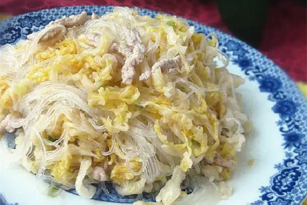 酸菜發(fā)白了能吃嗎 酸菜變質什么樣