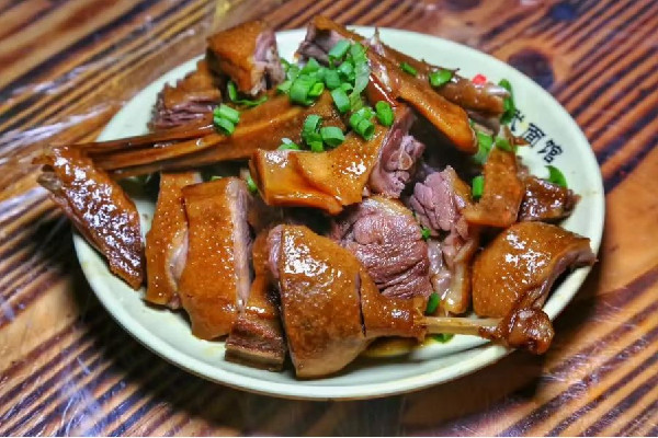 鴨肉有點綠色正常嗎 鴨肉有點發綠還能吃嗎