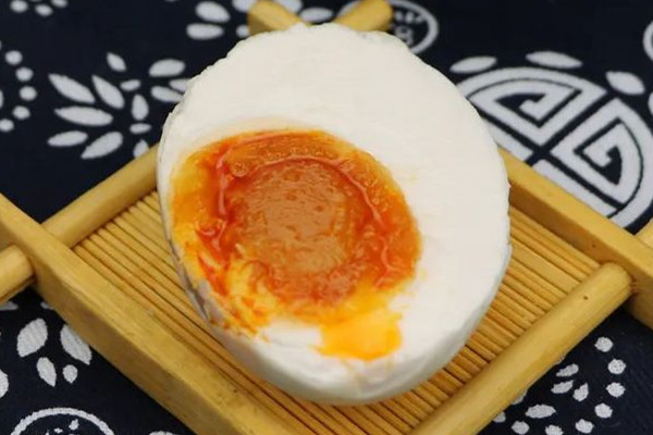 咸鴨蛋和新鮮鴨蛋哪個營養價值高 咸鴨蛋不好剝殼怎么辦