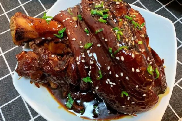 豬肘子買前肘子好還是后肘子好 豬肘子前腿和后腿的區別