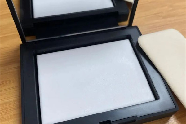 nars蜜粉餅為什么摸起來(lái)很滑 nars蜜粉餅可以直接用嗎