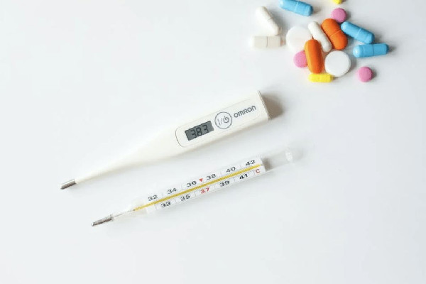 發燒要多喝熱水嗎 發燒喝姜湯有用嗎