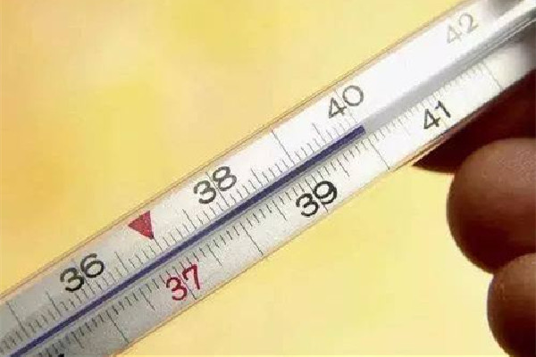 發燒要多喝熱水嗎 發燒喝姜湯有用嗎