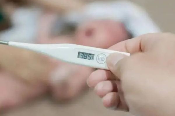女子發燒躺10多天頭發變成離子燙 發燒洗頭發有什么影響