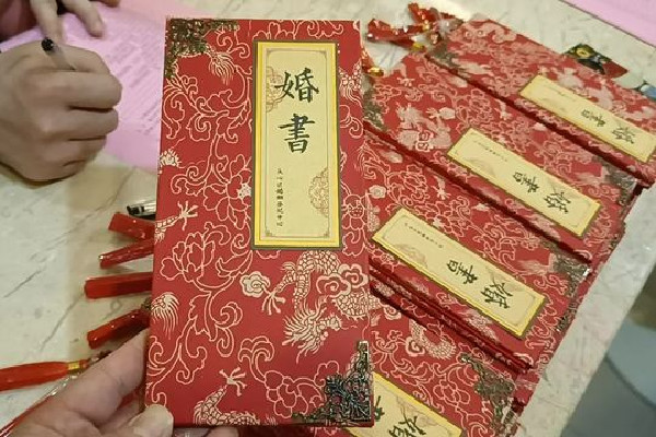 新人凌晨領證獲贈限量版婚書 婚書是訂婚用還是結婚用