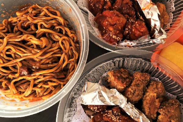 老師校門口扔學生外賣驅(qū)趕攤販 外賣有淡季和旺季區(qū)分嗎